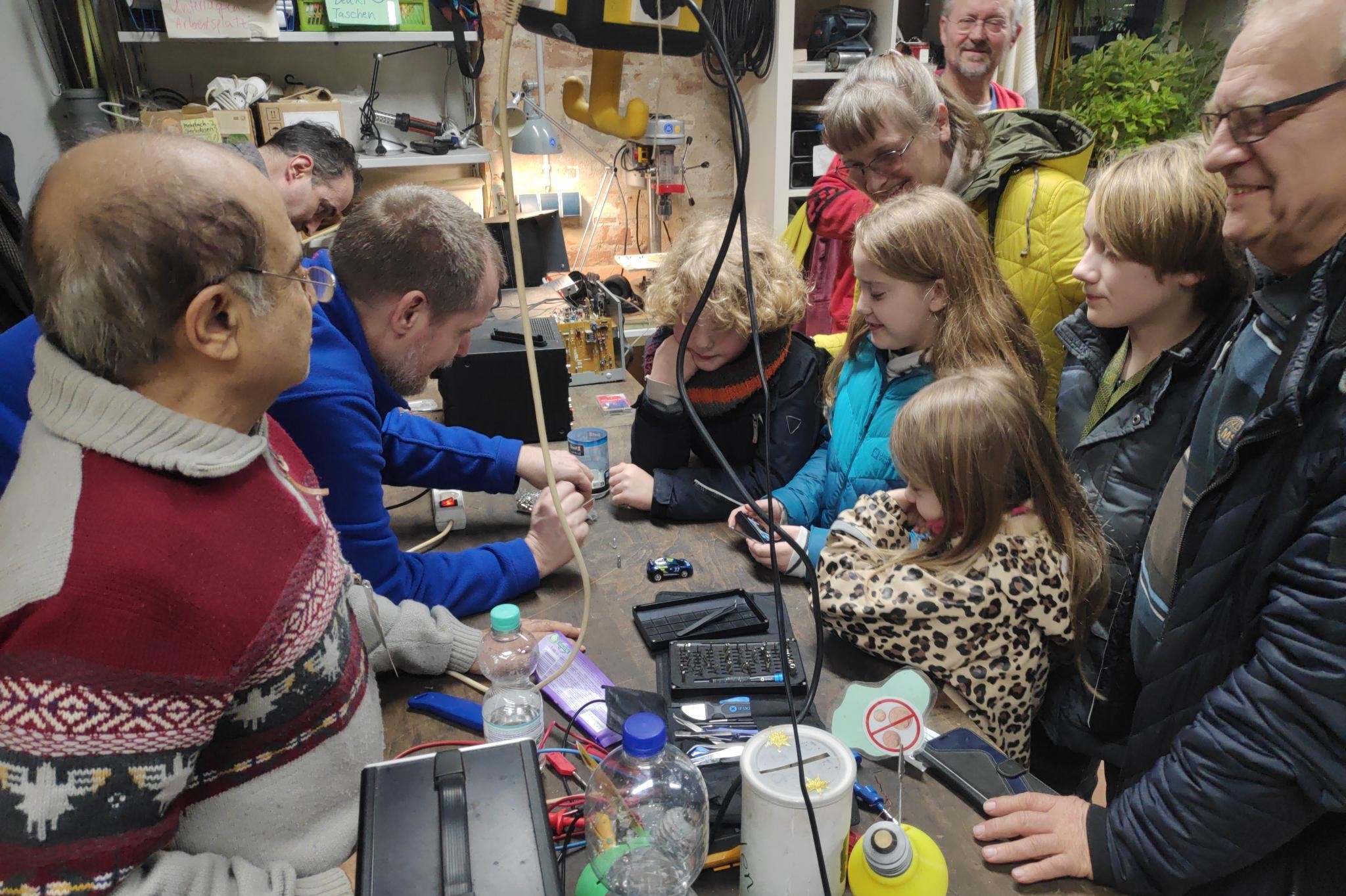 Weniger-Elektro-Schrott-Aufbauwerk-x-Caf-kaputt-Reparieren-Lernen-und-Wiederverwenden