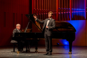 Samuel Robertson (1. Preis) während seines Auftritts mit Prof. Heiko Reintzsch am Klavier