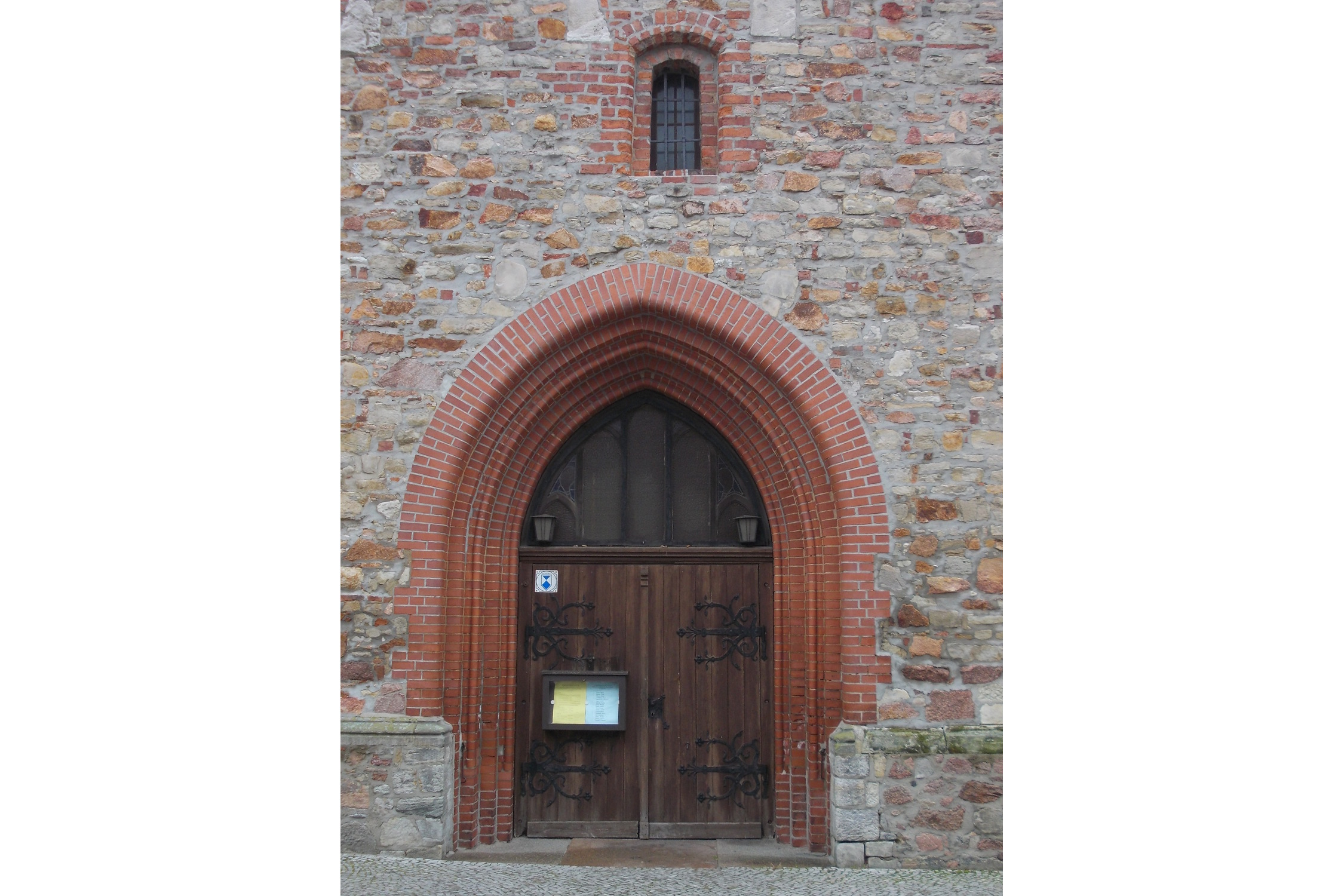 Portal (Jwaller, CC BY-SA 3.0, https://commons.wikimedia.org/w/index.php?curid=28878667)