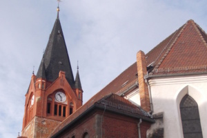 Seitenansicht von St. Albani (Jwaller, CC BY-SA 4.0, https://commons.wikimedia.org/w/index.php?curid=37793051)