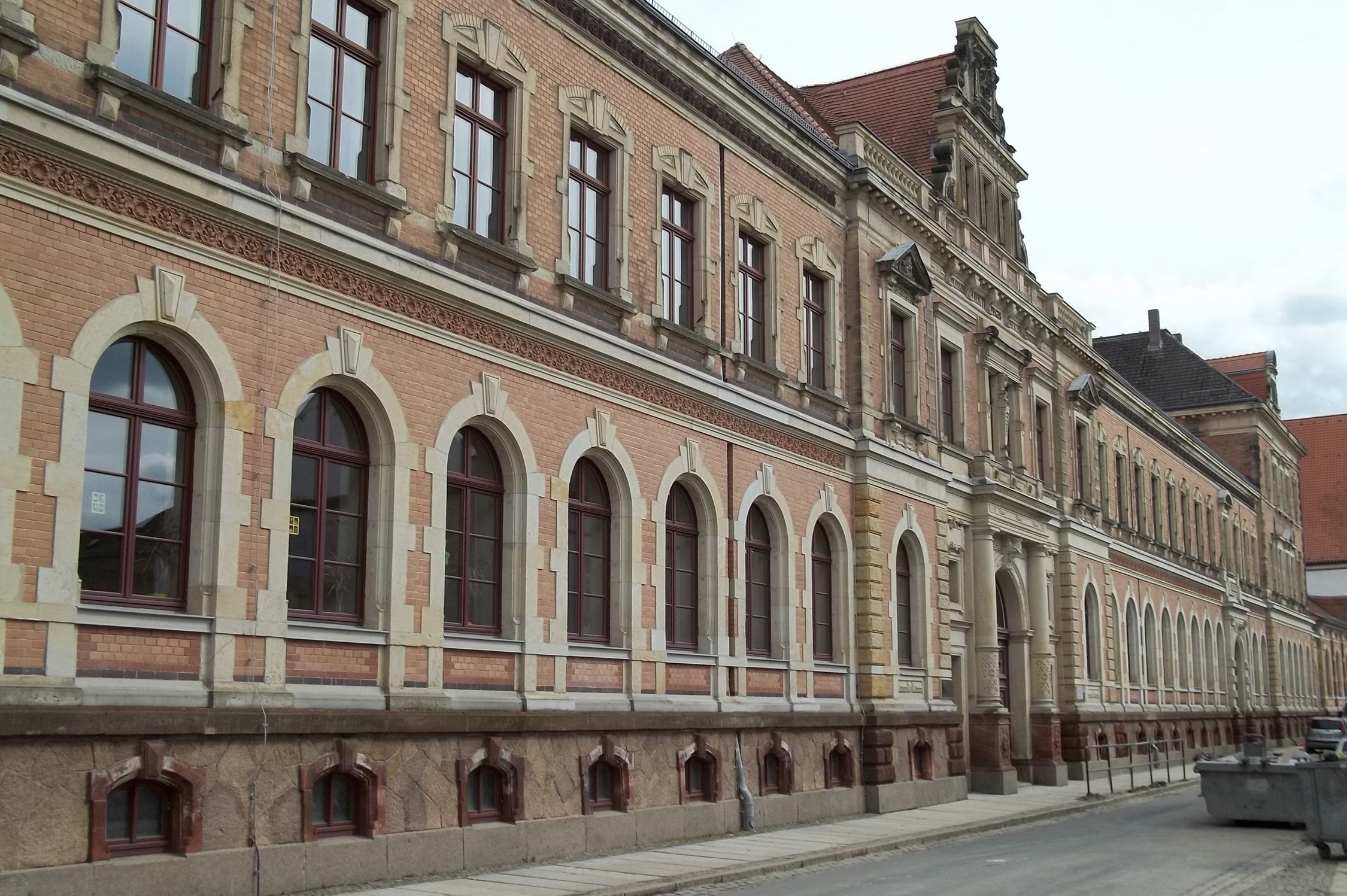Das Gymnasium in Grimma, Ansicht in der Klosterstraße (Ghostwriter123, CC BY-SA 4.0, https://commons.wikimedia.org/w/index.php?curid=61182974)