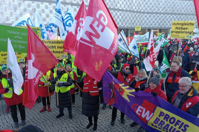 Gewerkschaftsdemo-f-r-bessere-Bezahlung-und-Arbeitsbedingungen-im-Land-Sachsen-Video
