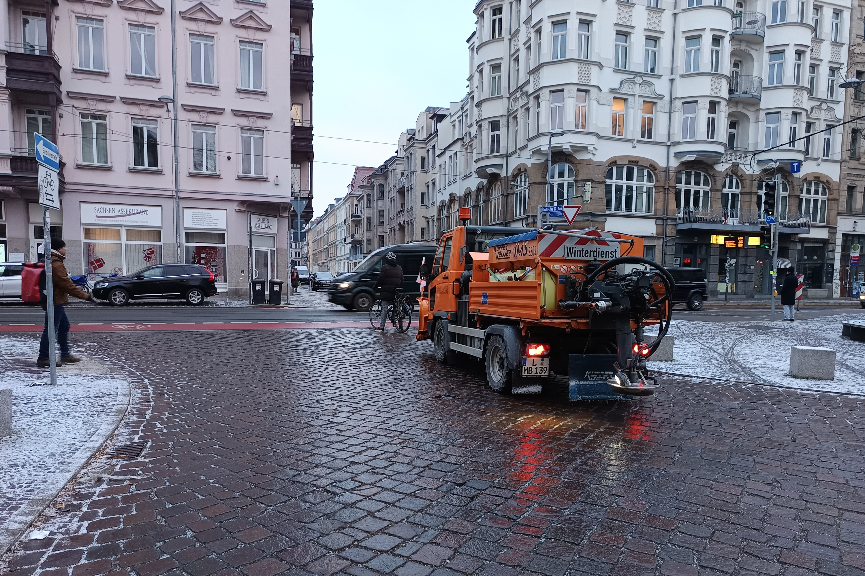 Noch ist alles entspannt: Winterdienst am Leipziger Peterssteinweg am Morgen des 8. Januar 2026. Foto: Lucas Böhme