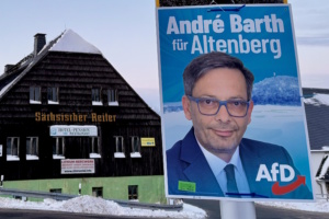 AfD-Wahlplakat in Zinnwald-Georgenfeld, einem der vielen verstreuten Ortsteile von Altenberg - im Hintergrund der 'Sächsische Reiter', eine ehemals prestigeträchtige Einkehr. Foto: Frank Beutner