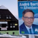 AfD-Wahlplakat in Zinnwald-Georgenfeld, einem der vielen verstreuten Ortsteile von Altenberg - im Hintergrund der 'Sächsische Reiter', eine ehemals prestigeträchtige Einkehr. Foto: Frank Beutner