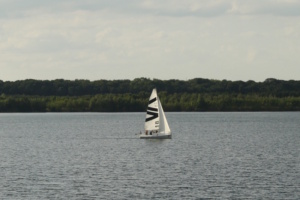Segelboot auf dem Cospudener See. Foto: Ralf Julke