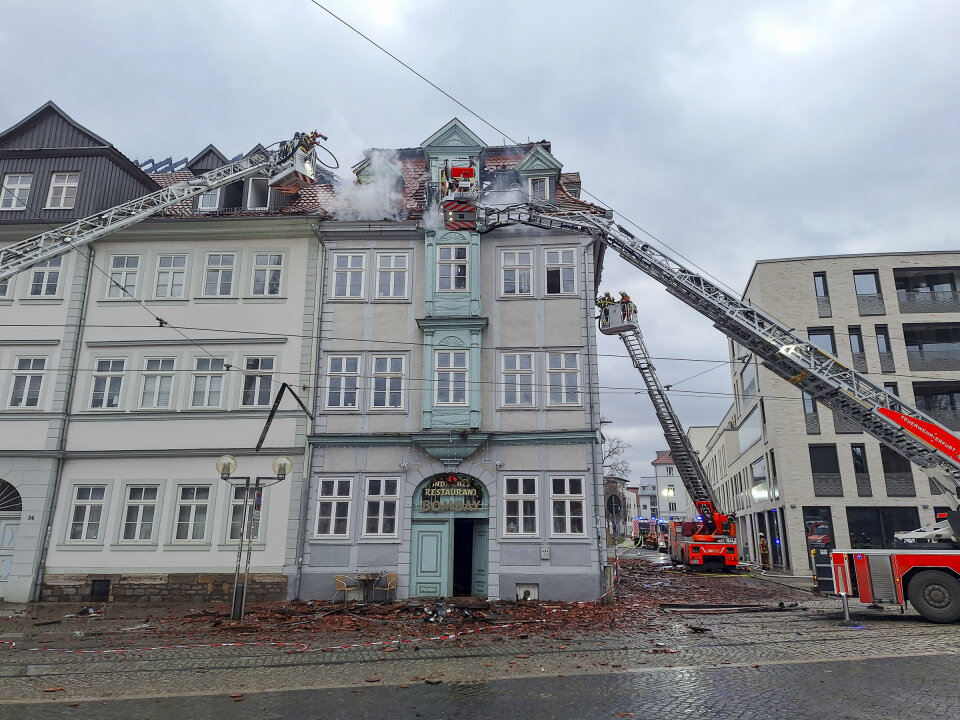 Der Dachstuhl des historischen Gebäudekomplexes am Domplatz wurde schwer beschädigt. Foto: Stadtverwaltung Erfurt