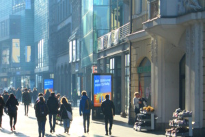 Fußgänger vorm "Grönländer" (rechts) in der Petersstraße. Archivfoto: Ralf Julke