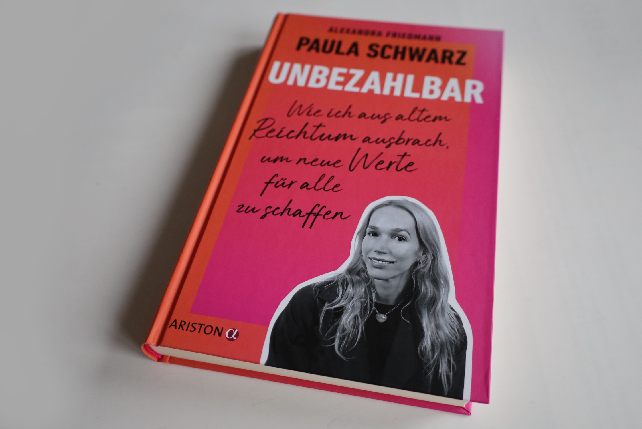 Unbezahlbar-Mit-Paula-Schwarz-hinter-die-Kulissen-des-Superreichtums-schauen