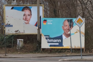 Wahlkplaksate zur Bundestagswahl 2025, teils abgerissen.