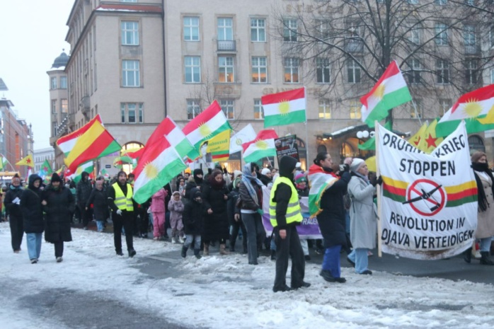 Menschenmenge mit Fahnen und Bannern