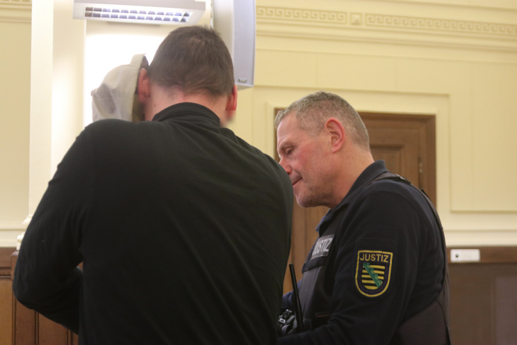 Dem Angeklagten werden zum Prozessbeginn im Januar 2026 am Landgericht die Handfesseln abgenommen: Nun muss der 39-Jährige in Haft mit anschließender Sicherungsverwahrung. Foto: Lucas Böhme