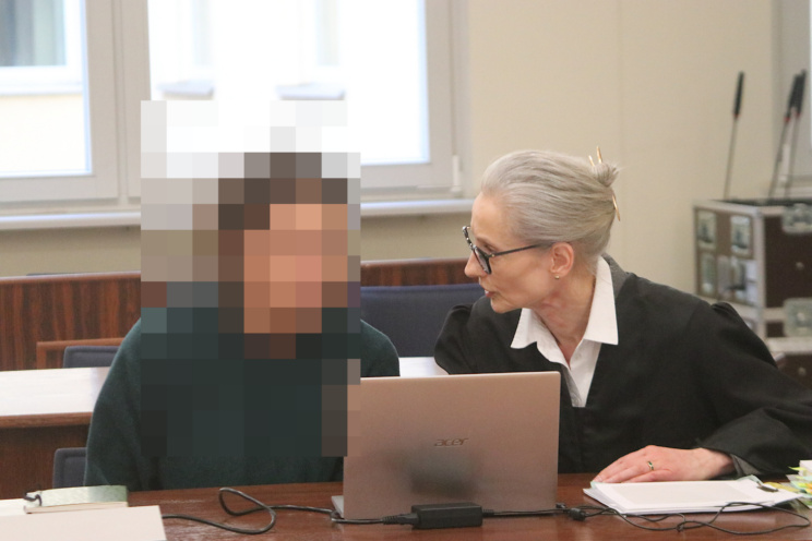 Angeklagte mit Anwältin vor Gericht.