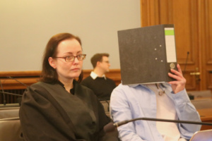 Angeklagter mit Verteidigerin/