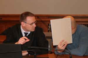 Angeklagter mit Anwalt.