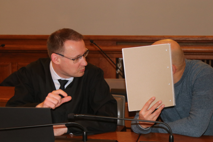 Angeklagter mit Anwalt.