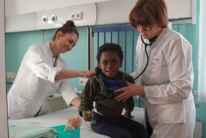 Letzte Visite: Dr. Bettina Knothe (rechts) ist mit dem Behandlungsverlauf des kleinen Patienten zufrieden.