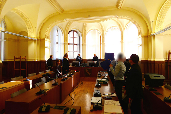 Blick in einen besetzten Gerichtssaal.