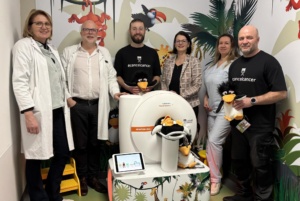 Freuen sich über die Inbetriebnahme des MiniTOM im Institut für Kinderradiologie am UKL (v. l.): Dr. Ina Sorge, Leitende Oberärztin; Prof. Franz Wolfgang Hirsch; Sergej Dukkardt, CancelCancer e. V.; Franziska Bell; Antje Grieße, Leiterin MTR-Pool Radiologie; Timo Wentzel, Vorsitzender CancelCancer e. V. Bild: UKL / Jörn Glasner