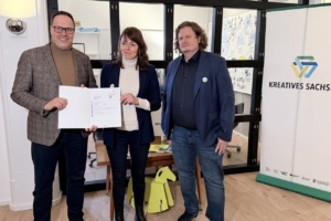 Von links nach rechts: Wirtschaftsminister Dirk Panter, Claudia Muntschick (Geschäftsführung, Kreatives Sachsen GmbH), Lars Fassmann (Vorstand, Landesverband der Kultur- und Kreativwirtschaft Sachsen e. V.) © SMWA