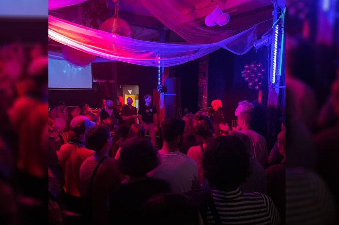 Partymenge im dunklen Licht