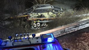 Der Tieflader rutschte am Morgen von der A9 eine Böschung hinab. Foto: Michael Strohmeyer