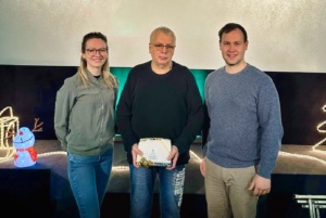 Lisa Krause (l.), Innenstadtkoordinatorin der Stadt Grimma und Oberbürgermeister Tino Kießig (r.) sprachen Thomas Hildebrand (m.) Glückwünsche zum 30-jährigen Dienstjubiläum aus. © Stadt Grimma