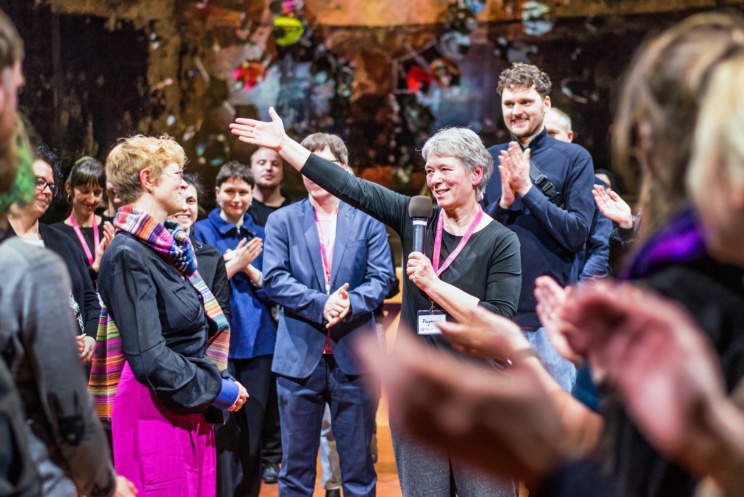 Im Kreis der Gäste präsentiert Raymonde Will (re) ihr Nachfolgerin Katja Krolzik-Matthei (li). Foto: Nikita Roytman