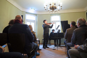 Aufnahme: Die Musiker Adam Markowski (Violine) und Mediha Khan (Klavier). Wiedereröffnung des Erich-Zeigner-Hauses in Leipzig am 17.02.2026. Foto: Jan Kaefer
