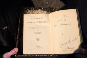 Die hebräische Bibel von Werner Jacob Sander. Foto: Stephan Dietze