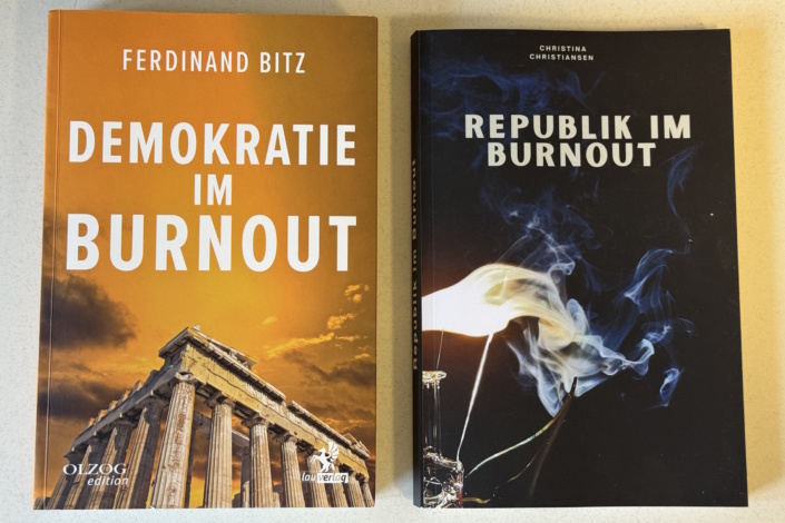 Ferdinand Bitz „Demokratie im Burnout“ und Christina Christiansen „Republik im Burnout“. Foto: Frank Beutner