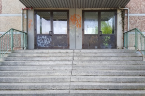 Eingang einer Schule.