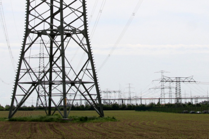 Überlandleitungen verteilen den Strom über weite Strecken. Foto: Matthias Weidemann