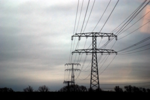 Überland-Stromleitungen in der Dämmerung.