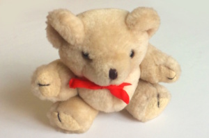 Teddybär mit roter Schleife.