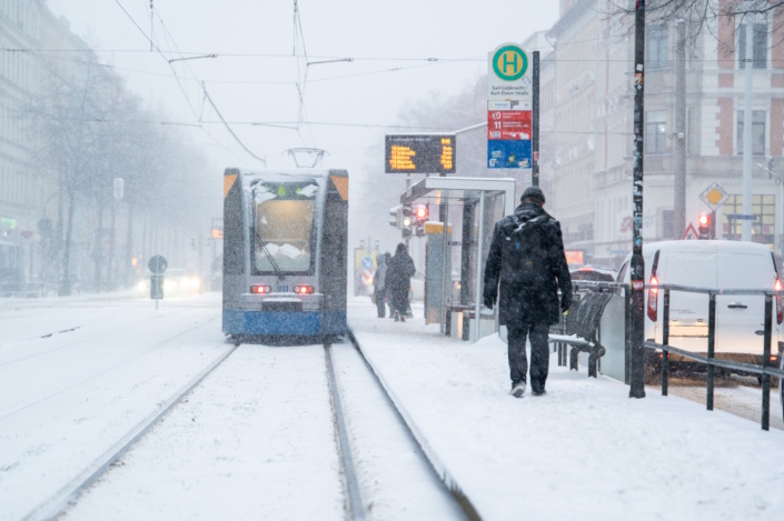 Straßenbahn der Linie 10 im Leipziger Winter 2026 in der Südvorstadt. Foto: Ferdinand Uhl