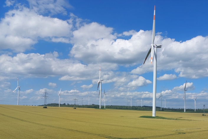 Windkraftpark auf freiem Feld. Foto: Sabine Eicker