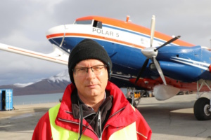 Prof. Dr. Manfred Wendisch im Jahr 2020 vor dem Forschungsflugzeug Polar 5 bei einer Kampagne in der Nordpolar-Region. Foto: SZ/Stephan Schön