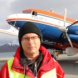 Prof. Dr. Manfred Wendisch im Jahr 2020 vor dem Forschungsflugzeug Polar 5 bei einer Kampagne in der Nordpolar-Region. Foto: SZ/Stephan Schön