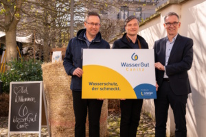 Stellten die neue Produktmarke des Wasserguts Canitz gemeinsam vor: Dr. Bernhard Wagner (Geschäftsführer des Wasserguts, l.) und Prof. Dr. Ulrich Meyer (Technischer Geschäftsführer Leipziger Wasserwerke, r.) mit Umweltbürgermeister Heiko Rosenthal (m.). Foto: Leipziger Gruppe