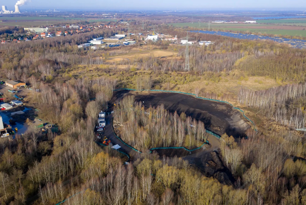 Baustelle zur Abdeckung des Teerschlammbeckens: Das Erdbecken ist 7.500 Quadratmeter groß. Foto: Christian Horn