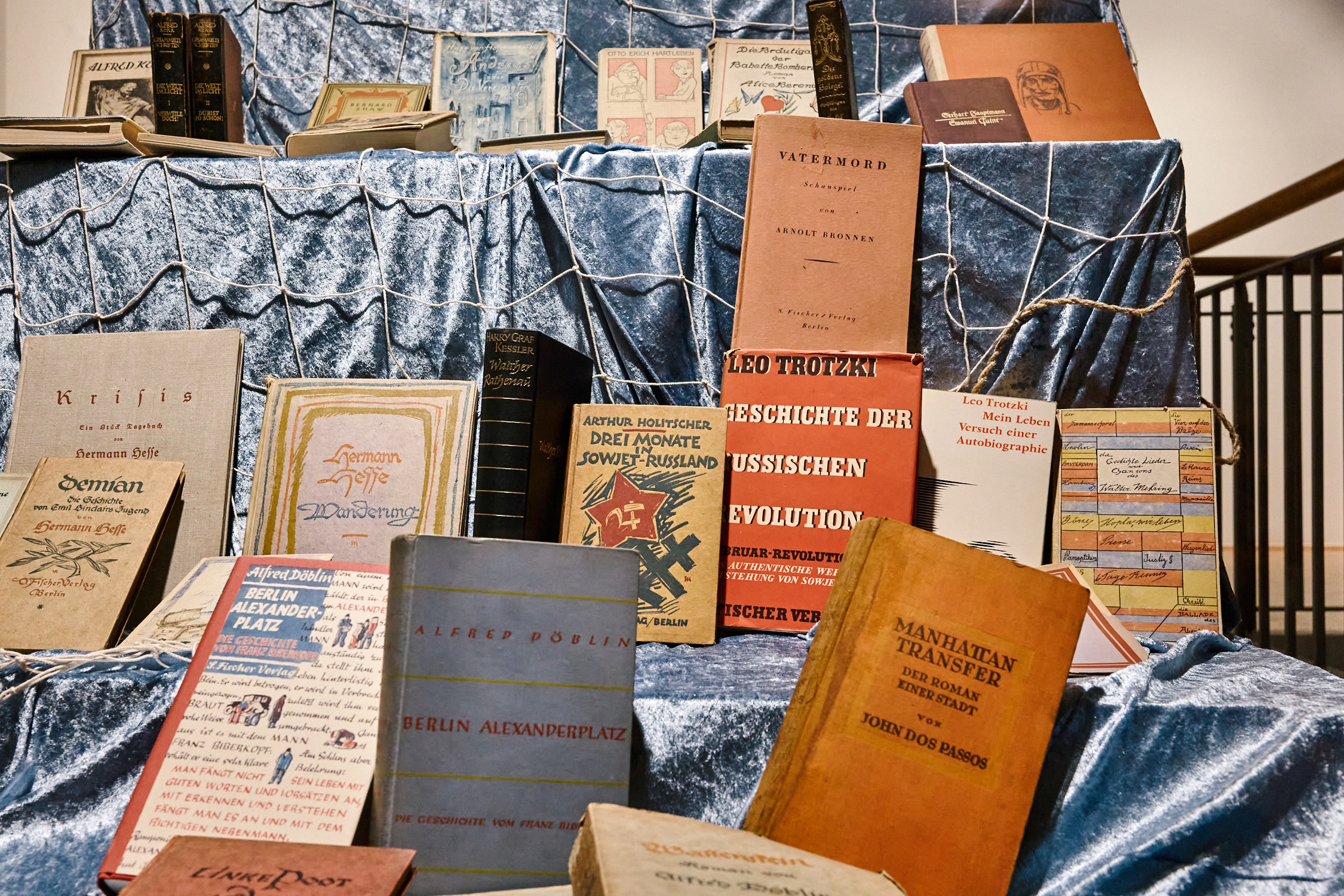 Schaufensterausstellung im Städtischen Kaufhaus: Die spannende Geschichte des S. Fischer Verlages. Foto: Gabriel Corredor