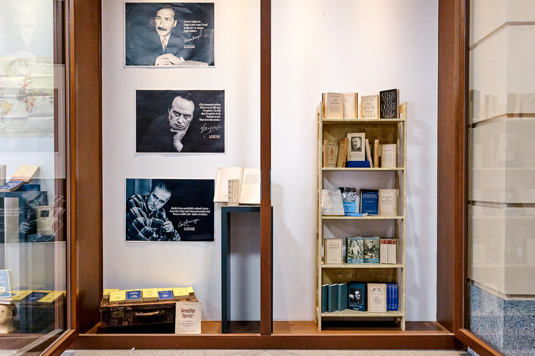 Schaufensterausstellung im Städtischen Kaufhaus: Die spannende Geschichte des S. Fischer Verlages. Foto: Gabriel Corredor