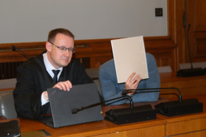 Angeklagter mit Anwalt.