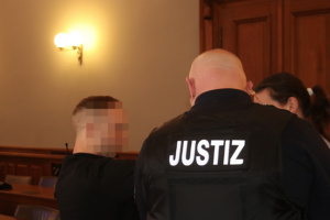 Angeklagtem werden Handschellen abgenommen.