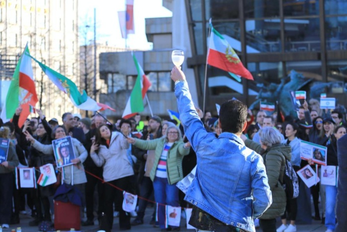 Auch der Sekt floß zahlreich. Foto: Alexander Böhm