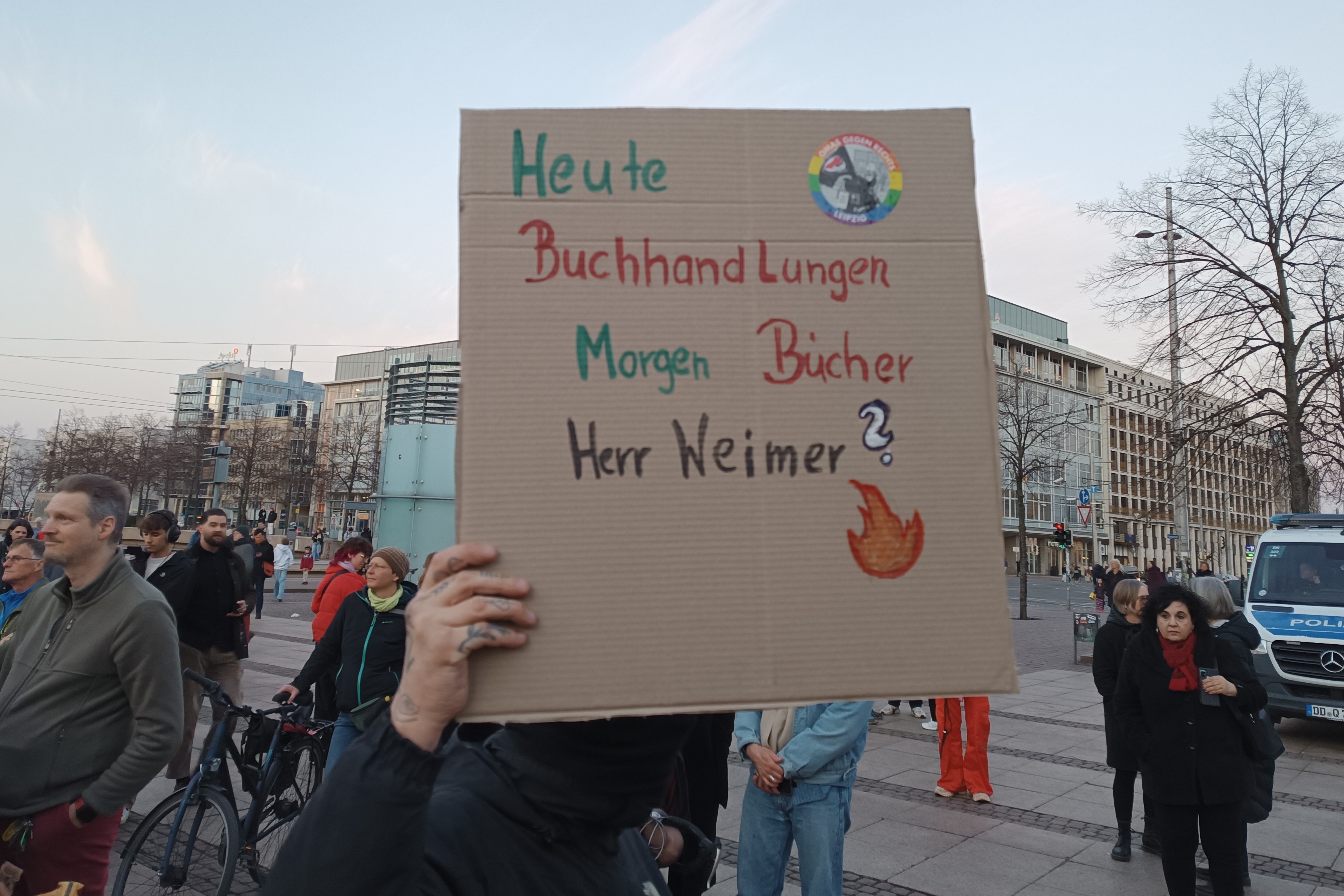 Eröffnung Leipziger Buchmesse: Protest gegen Weimer, Konzertflügel für Klima und Zurückrudern + Videos · Leipziger Zeitung