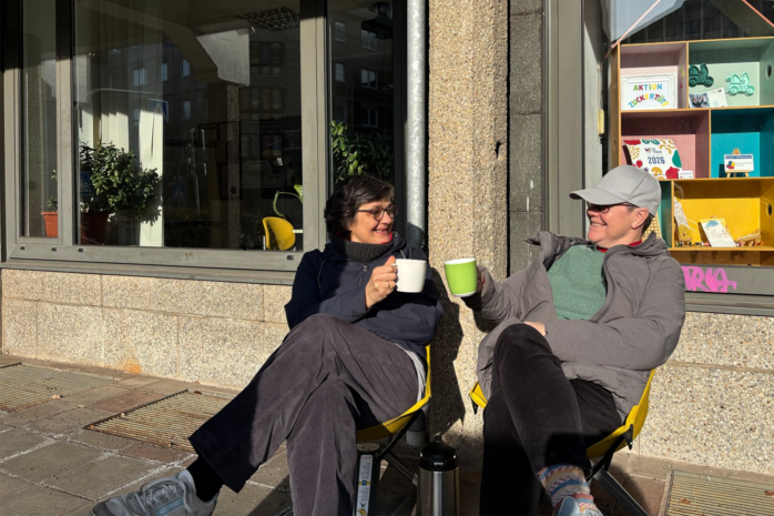 Zwei Frauen sitzen in der Sonne