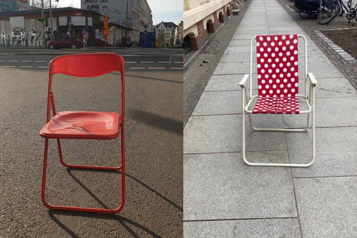 Klappstühle auf der Straße