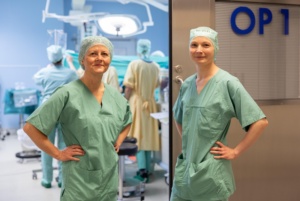 Die beiden Viszeralchirurginnen Prof. Nada Rayes (li.) und Dr. Lena Seidemann gehören zu den 185 Chirurginnen, die am UKL tätig sind. Bild: UKL / Stefan Straube